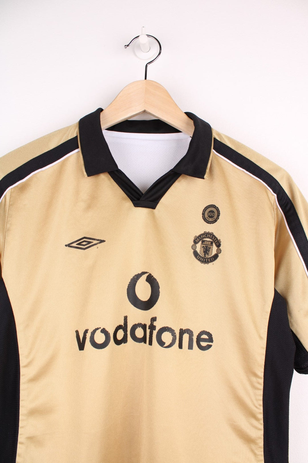 Manchester United 2001/02  Reversible Football Shirt in either a  or gold away kit colourway, features embroidered logo and badge on the front.