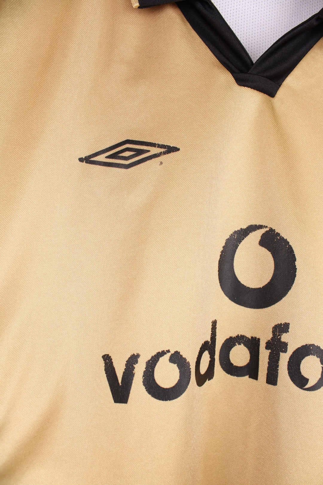 Manchester United 2001/02  Reversible Football Shirt in either a  or gold away kit colourway, features embroidered logo and badge on the front.