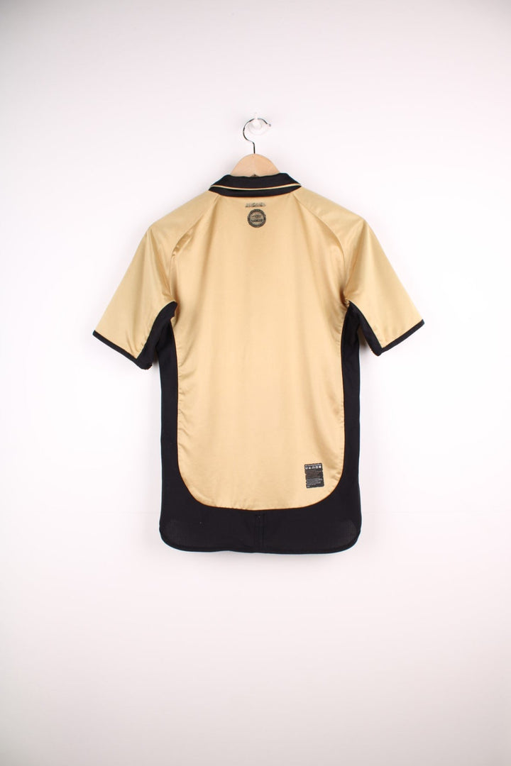 Manchester United 2001/02  Reversible Football Shirt in either a  or gold away kit colourway, features embroidered logo and badge on the front.