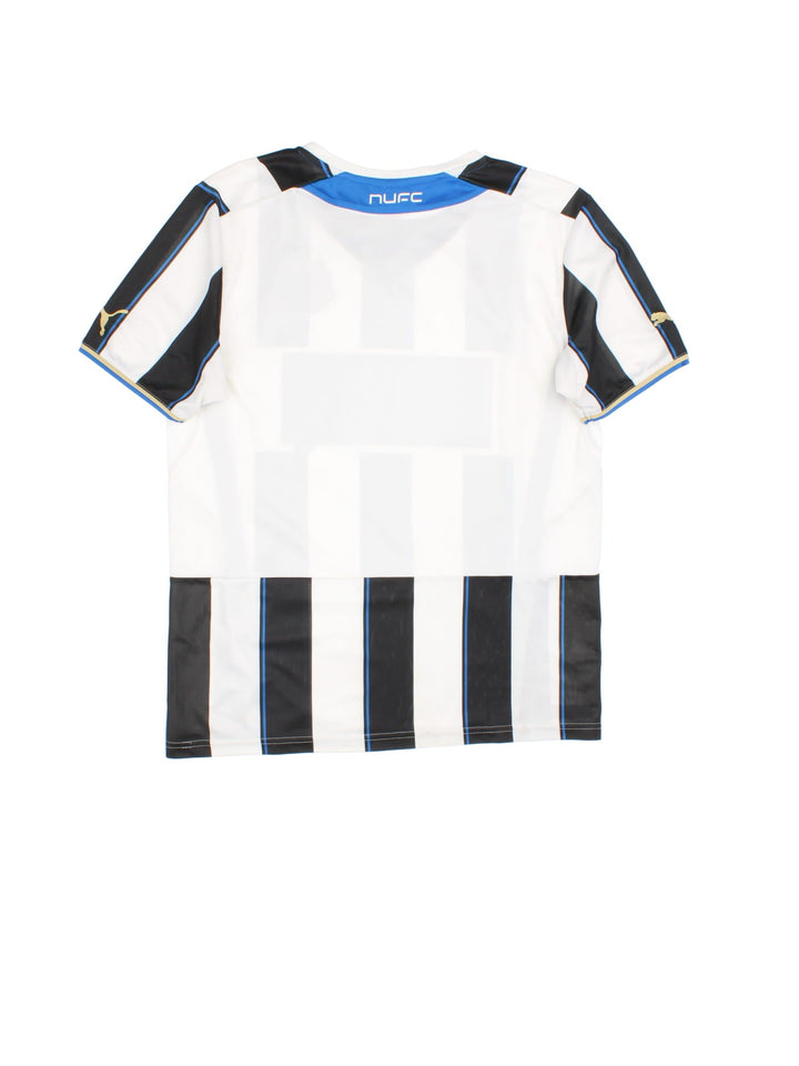 Newcastle 2013-14 Football Shirt  Football Shirt in the /white home kit colourway, features printed/embroidered logos and badge on the front.