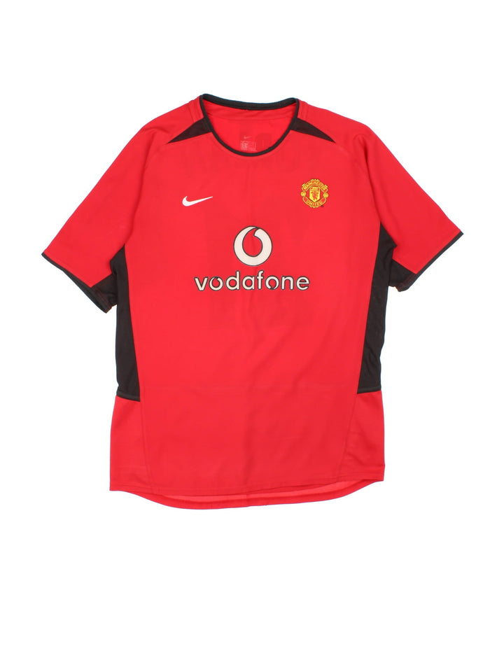 Manchester United 2004-06 Nike Football Shirt in the red home kit colourway, features embroidered/printed logos and badge on the front.