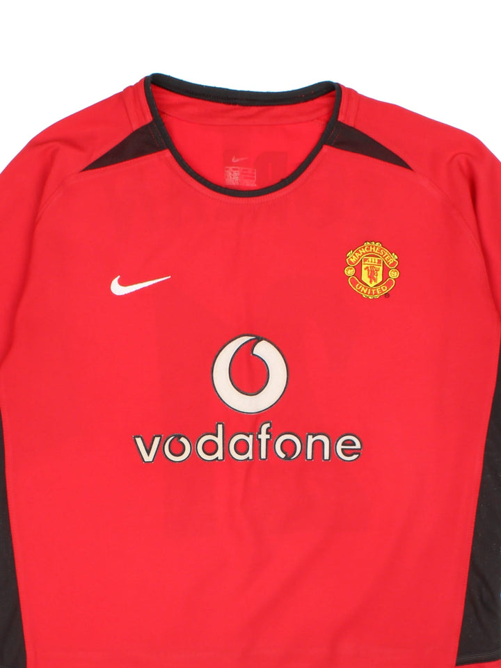 Manchester United 2004-06 Nike Football Shirt in the red home kit colourway, features embroidered/printed logos and badge on the front.