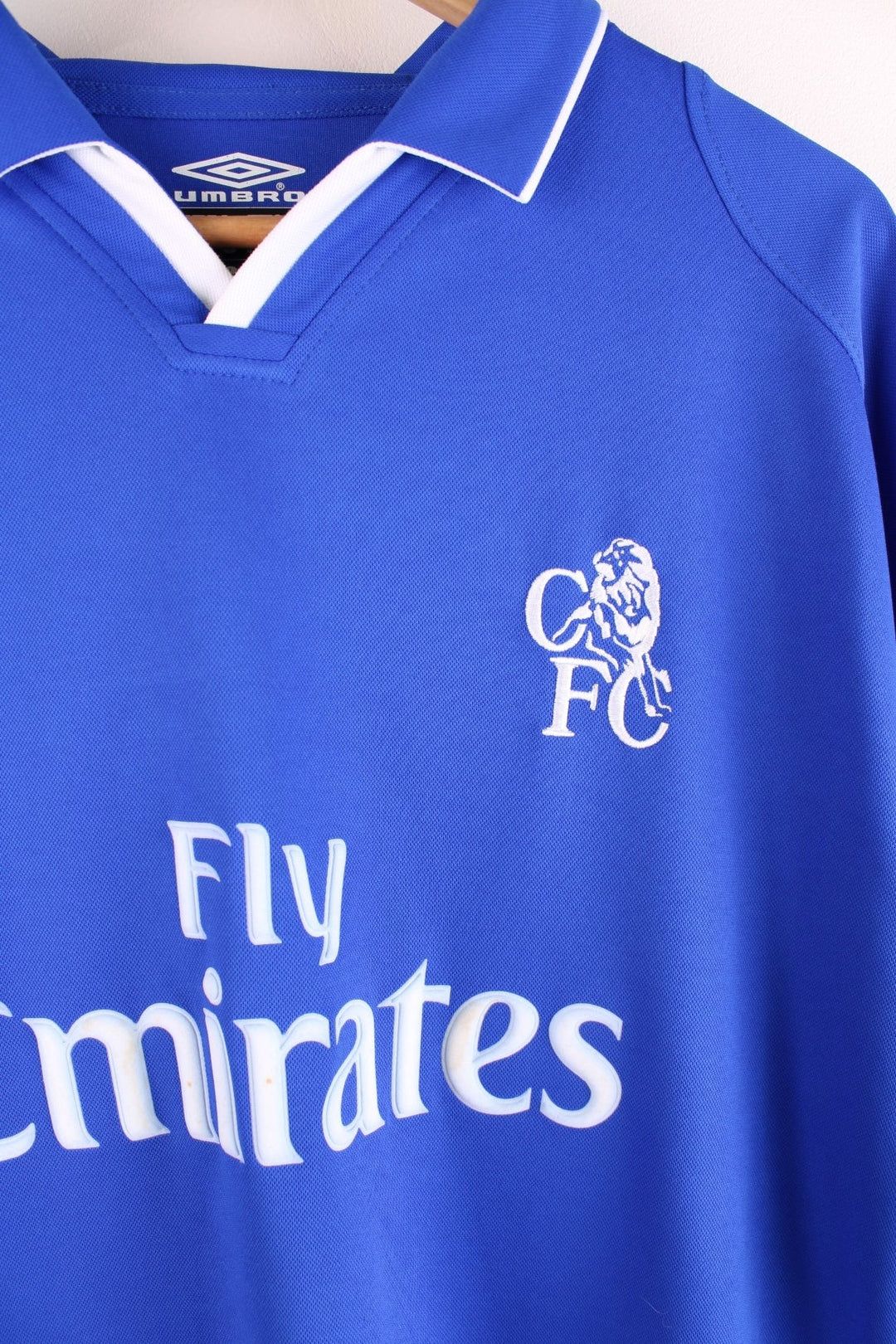 Chelsea 2001/03  Football Shirt in the  home kit colourway, features embroidered logos and badge on the front.