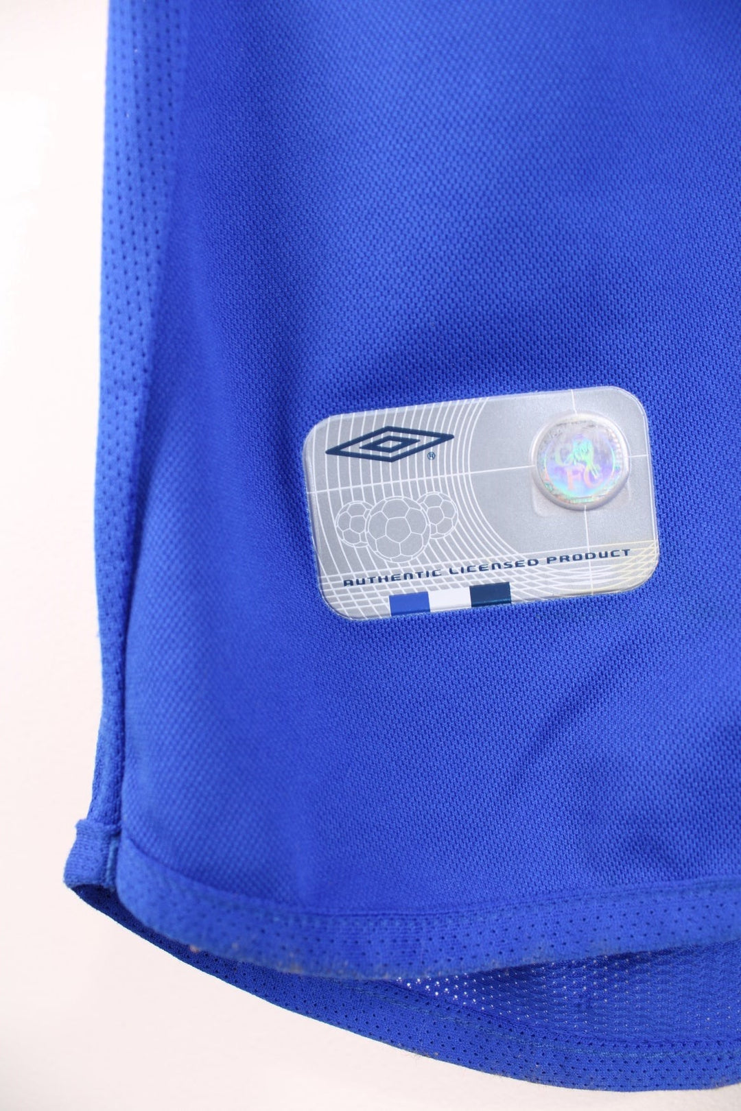 Chelsea 2001/03  Football Shirt in the  home kit colourway, features embroidered logos and badge on the front.