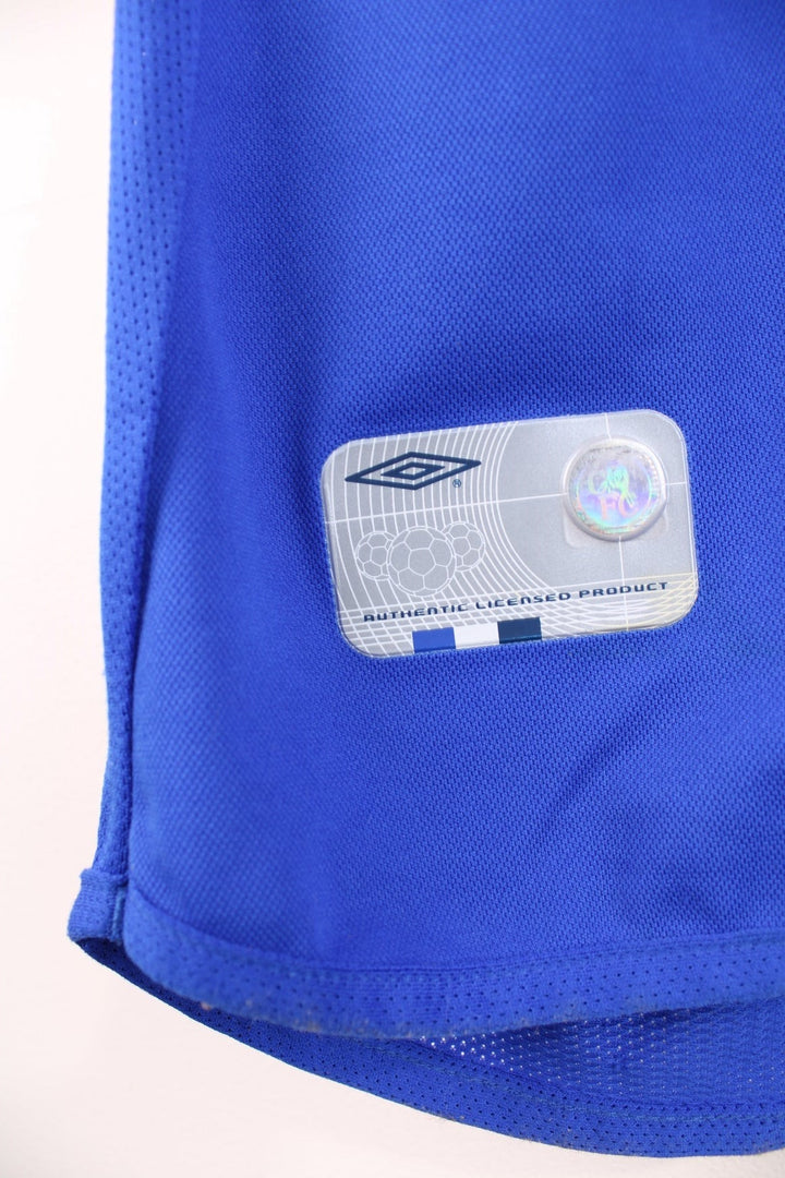 Chelsea 2001/03  Football Shirt in the  home kit colourway, features embroidered logos and badge on the front.