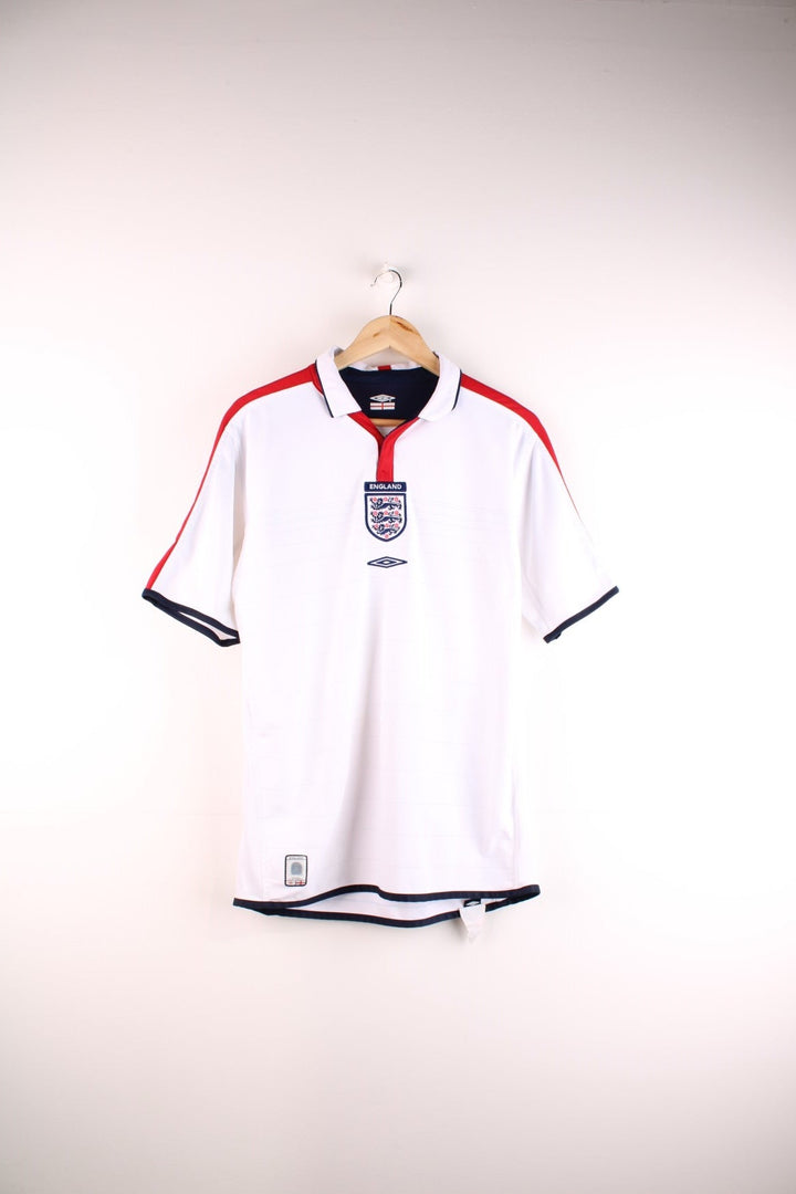 England 2003/05 Umbro Football Shirt in the white home kit colourway with reversible option, features embroidered logos and badge on the front.