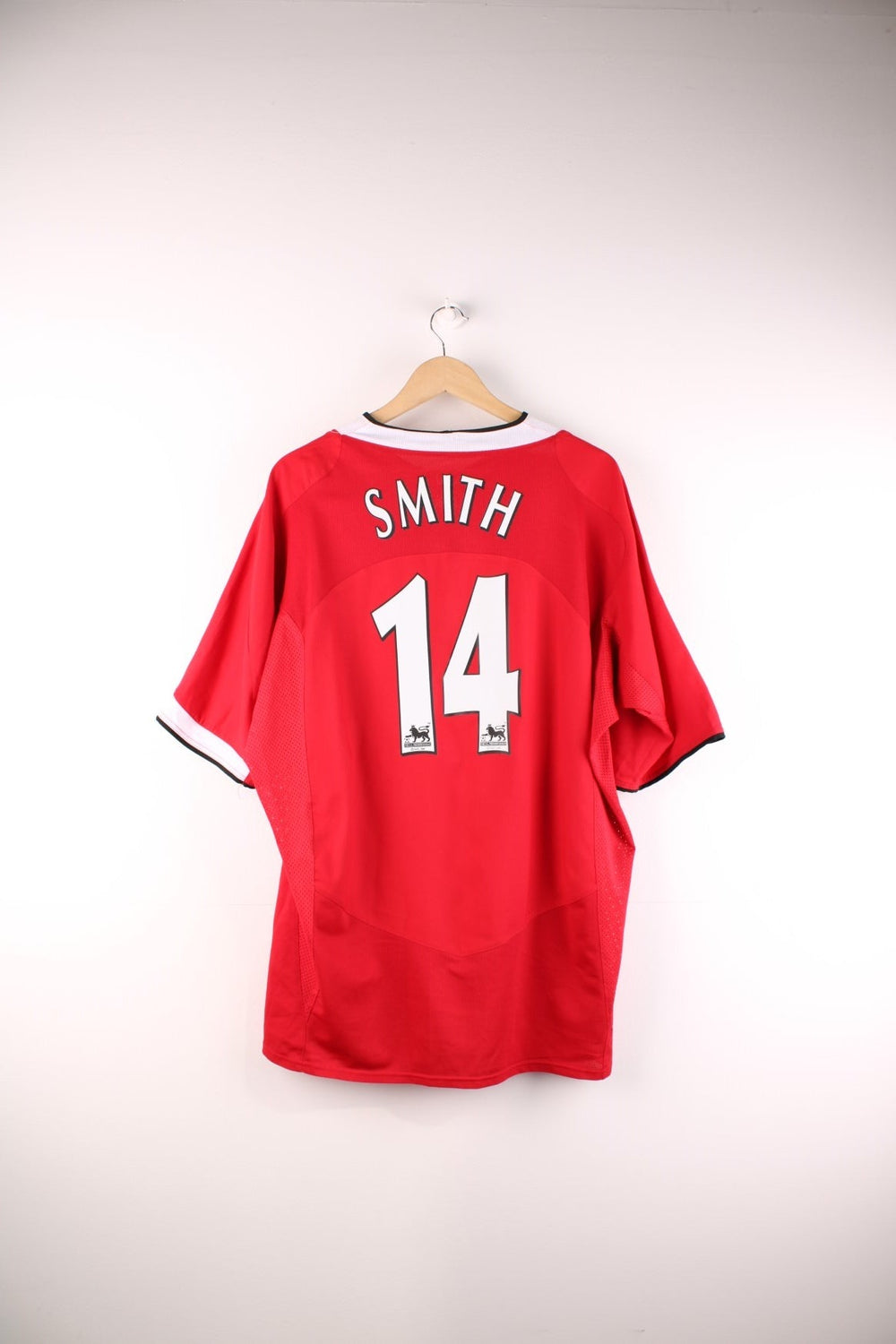 Manchester United 2004/06  Football Shirt in the  home kit colourway, features embroidered logos and badge on the front and Smith number 14 printed on the front.