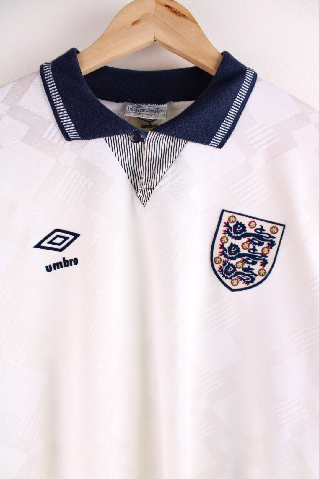 England 1990/92  Football Shirt in the  home kit colourway, features embroidered logos and badge on the front.