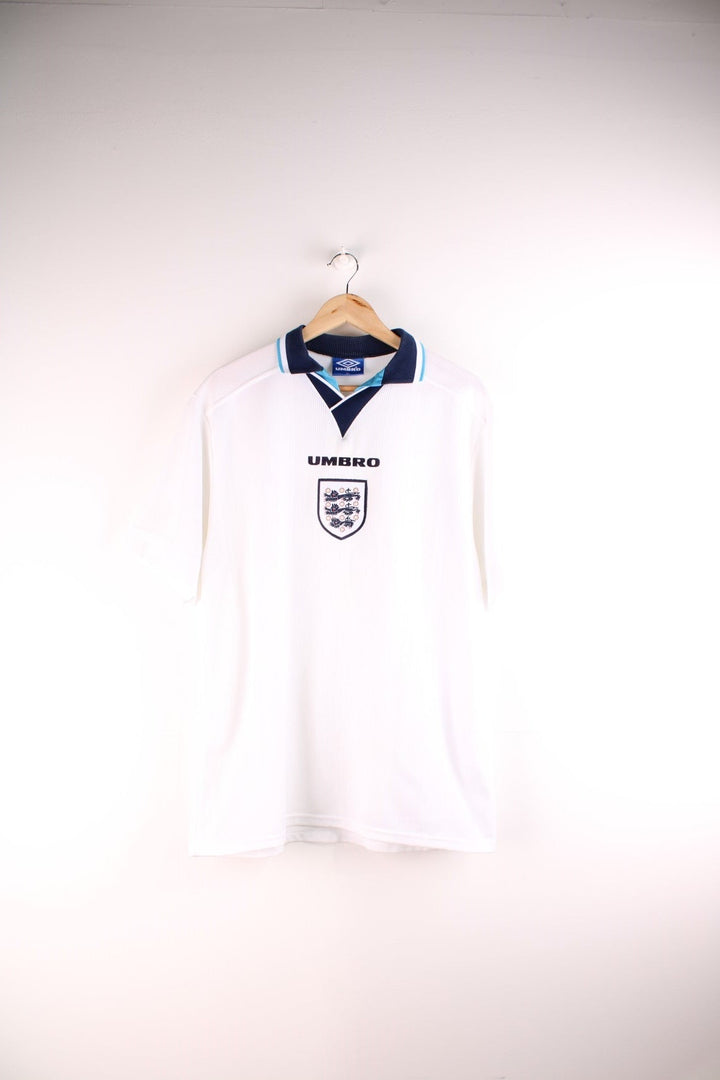 England 1995/97 Umbro Football Shirt in the white home kit colourway, features embroidered logos and badge on the front.