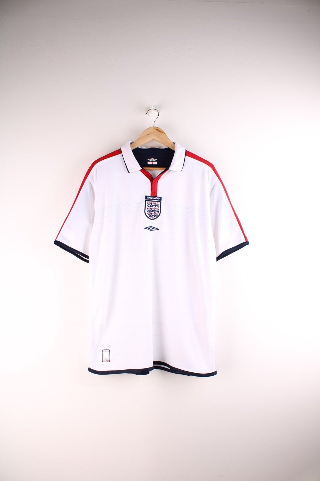 England 2003/05 Umbro Football Shirt in the white home kit colourway with reversible option, features embroidered logos and badge on the front.