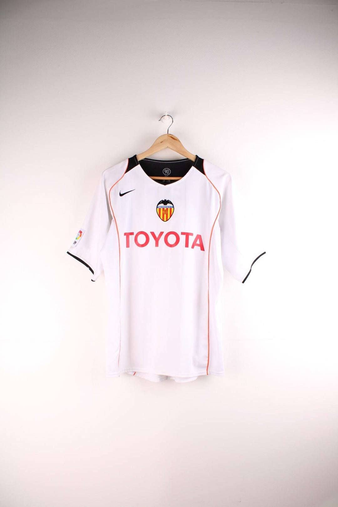 Valencia 2004/05 Nike Football Shirt in the white home kit colourway, features embroidered logos and badge on the front.