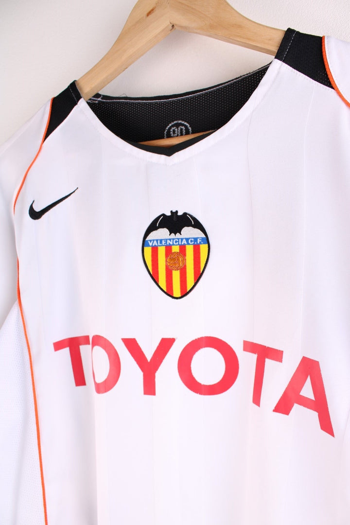 Valencia 2004/05  Football Shirt in the  home kit colourway, features embroidered logos and badge on the front.