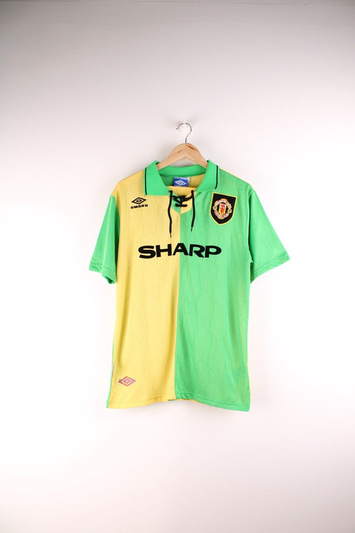 Manchester United 1992/94 Umbro Football Shirt in the green and yellow third kit colourway, features embroidered logos and badge on the front and has Eric Cantona number 7 printed on the back.