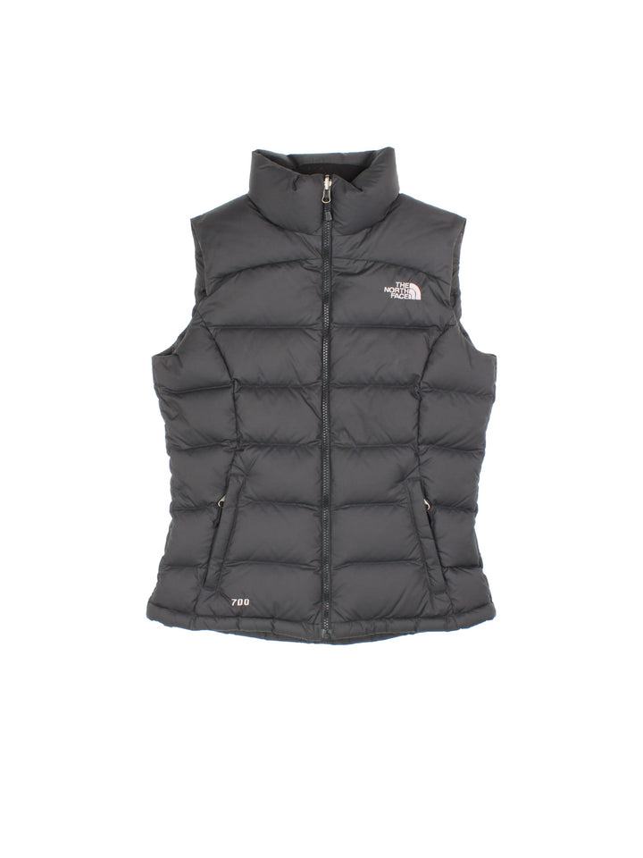 The North Face Down Puffer Gilet in a black colourway. Zips up and has side pockets, insulated lining, and has the logo embroidered on the front and back.