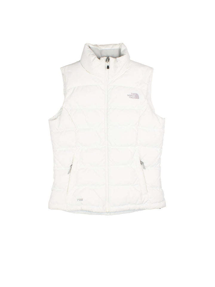 The North Face Down Puffer Gilet in a white colourway. Zips up and has side pockets, insulated lining, and has the logo embroidered on the front and back.