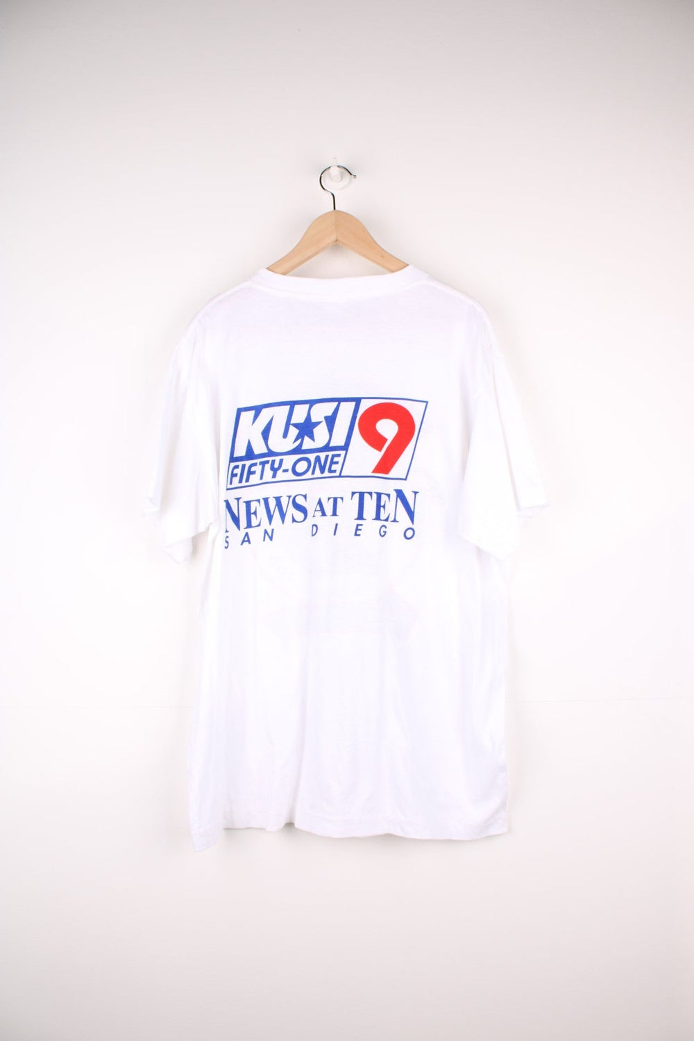 Vintage 90's San Diego Padres MLB Graphic T-Shirt in a white colourway with the team logo printed on the front and on the back is the 'News at 10' spell out logo, single stitch t-shirt. 