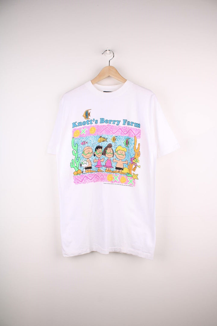 Vintage 1990's Snoopy Knott's Berry Farm T-Shirt in a white colourway with the characters printed on the front, Jerry Leigh Syndicate t-shirt.