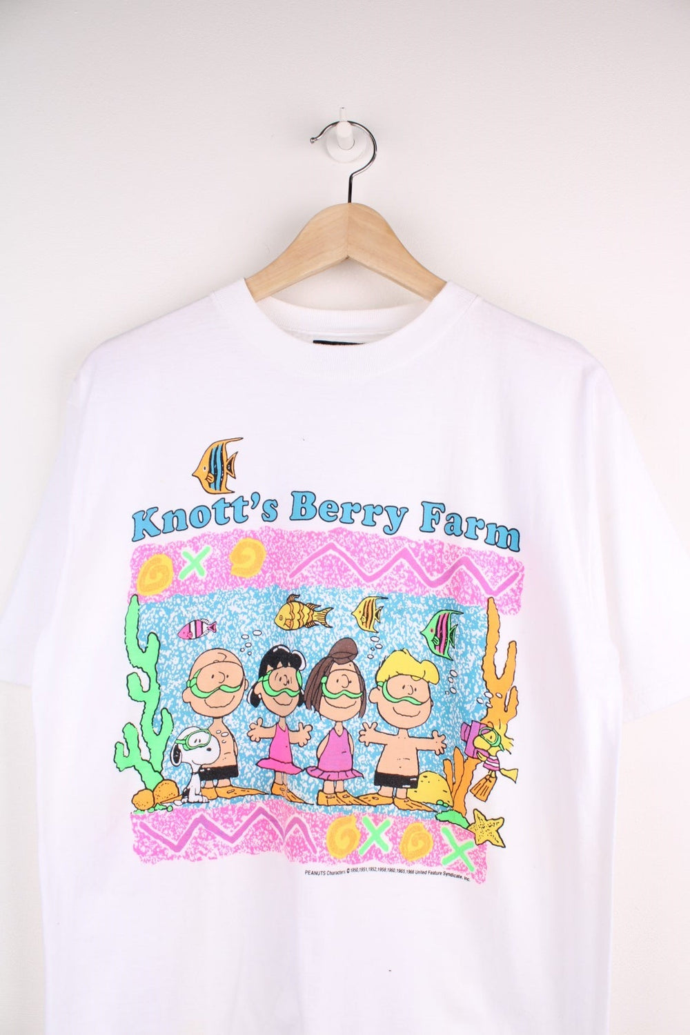 Vintage 1990's Snoopy Knott's Berry Farm T-Shirt in a white colourway with the characters printed on the front, Jerry Leigh Syndicate t-shirt.