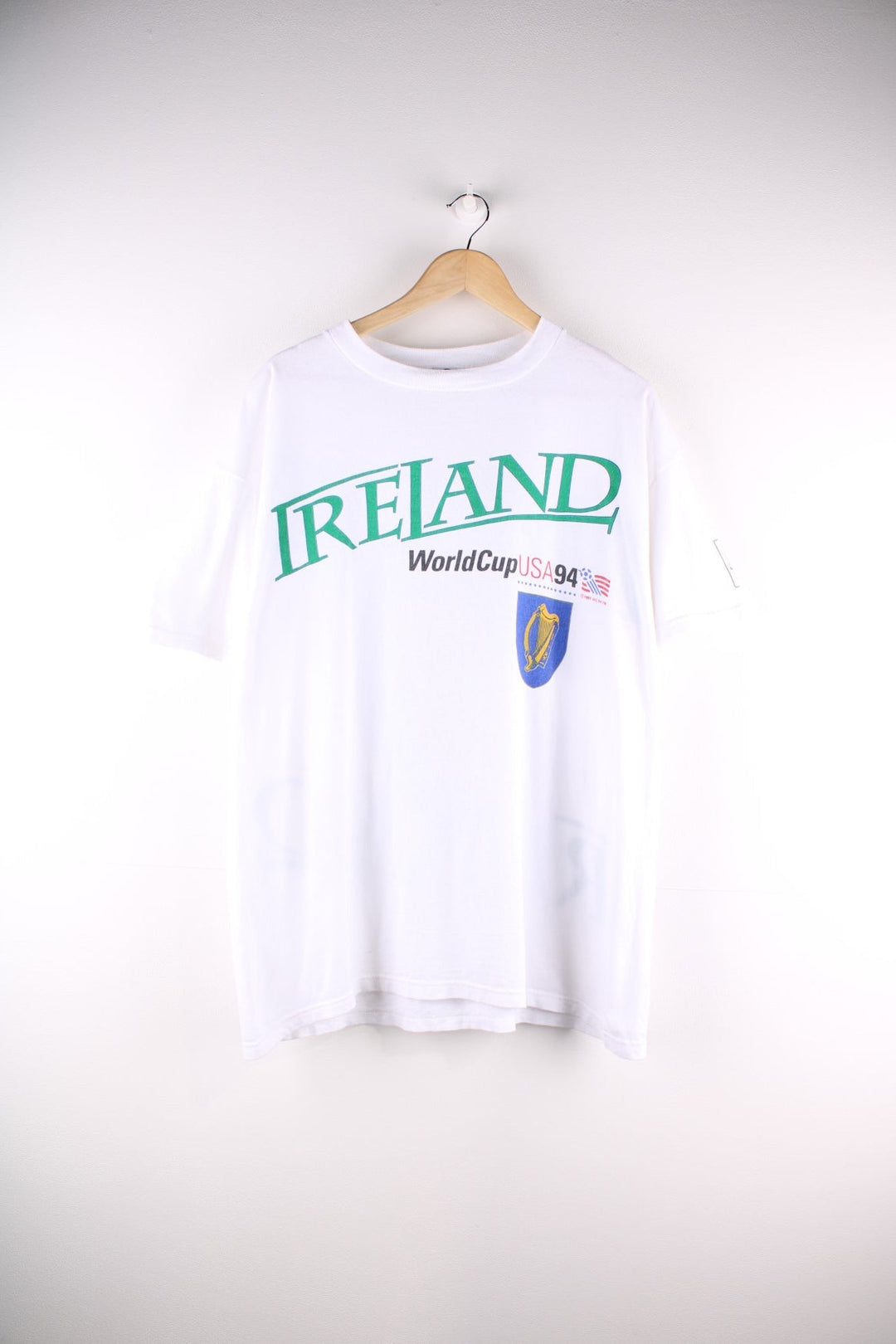  Vintage 1994 USA World Cup T Shirt, in a white  colourway with a large graphic on the front, and the back. The Irish team made it to the Round of 16, and were beaten by The Netherlands in Orlando, Florida on Juy 4th in 1994.  