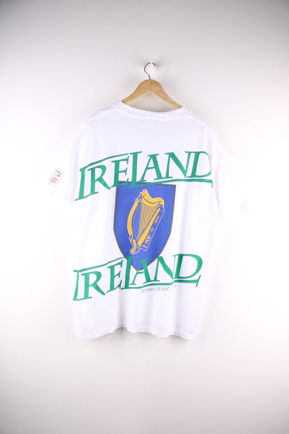  Vintage 1994 USA World Cup T Shirt, in a white  colourway with a large graphic on the front, and the back. The Irish team made it to the Round of 16, and were beaten by The Netherlands in Orlando, Florida on Juy 4th in 1994.  