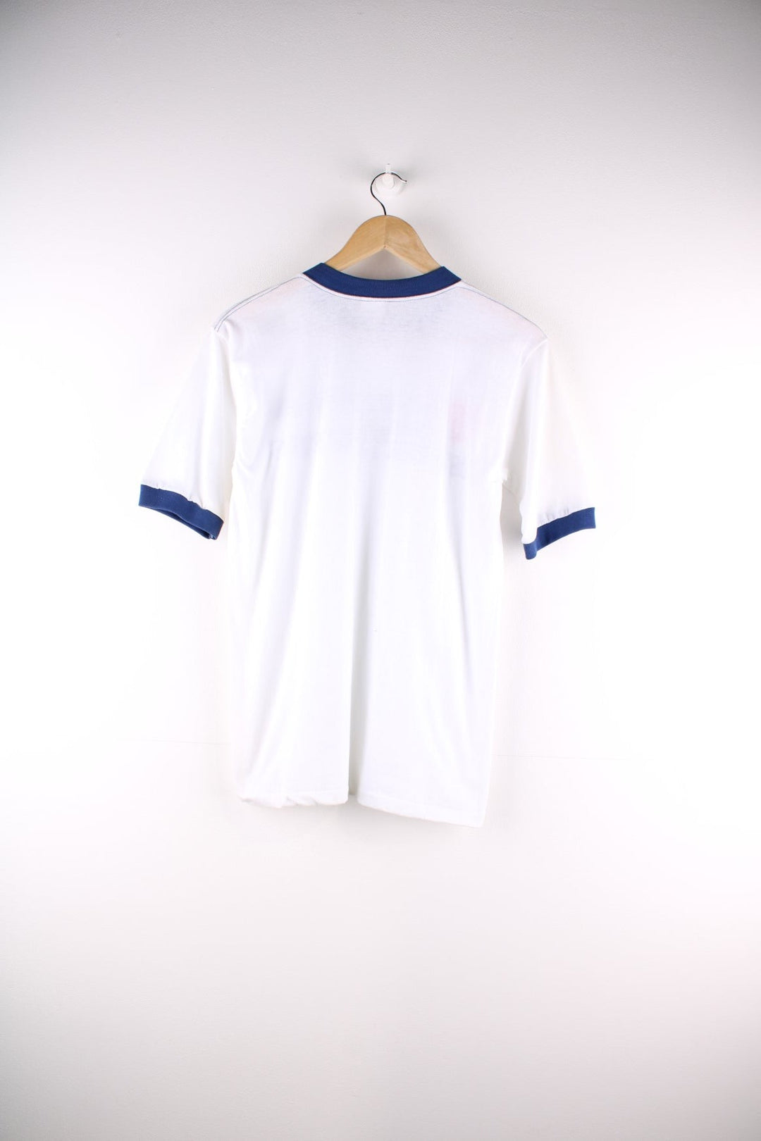  Vintage 1980s Hershey's Chocolate Ringer T Shirt in a white and navy blue colourway. The shirt has a graphic printed on the front, has double stitching on the shoulder seams and has a single stitch hem. 