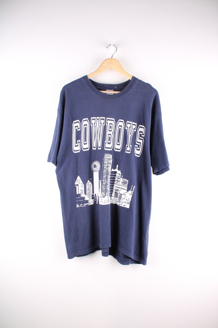 Vintage Dallas Cowboys Souvenir T-Shirt in a navy blue colourway. The shirt has a screen printed graphic of the Dallas, TX skyline and is made in the USA.  