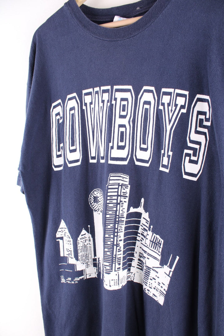 Vintage Dallas Cowboys Souvenir T-Shirt in a navy blue colourway. The shirt has a screen printed graphic of the Dallas, TX skyline and is made in the USA.  