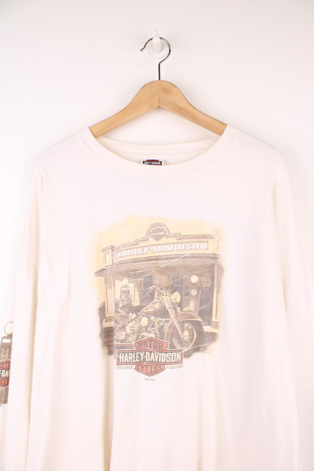 2013 Harley-Davidson Brandon, Florida long sleeved T-Shirt in an off white/light beige colourway. Features spell out logo and graphic print on the front and back, and logo on each sleeve.