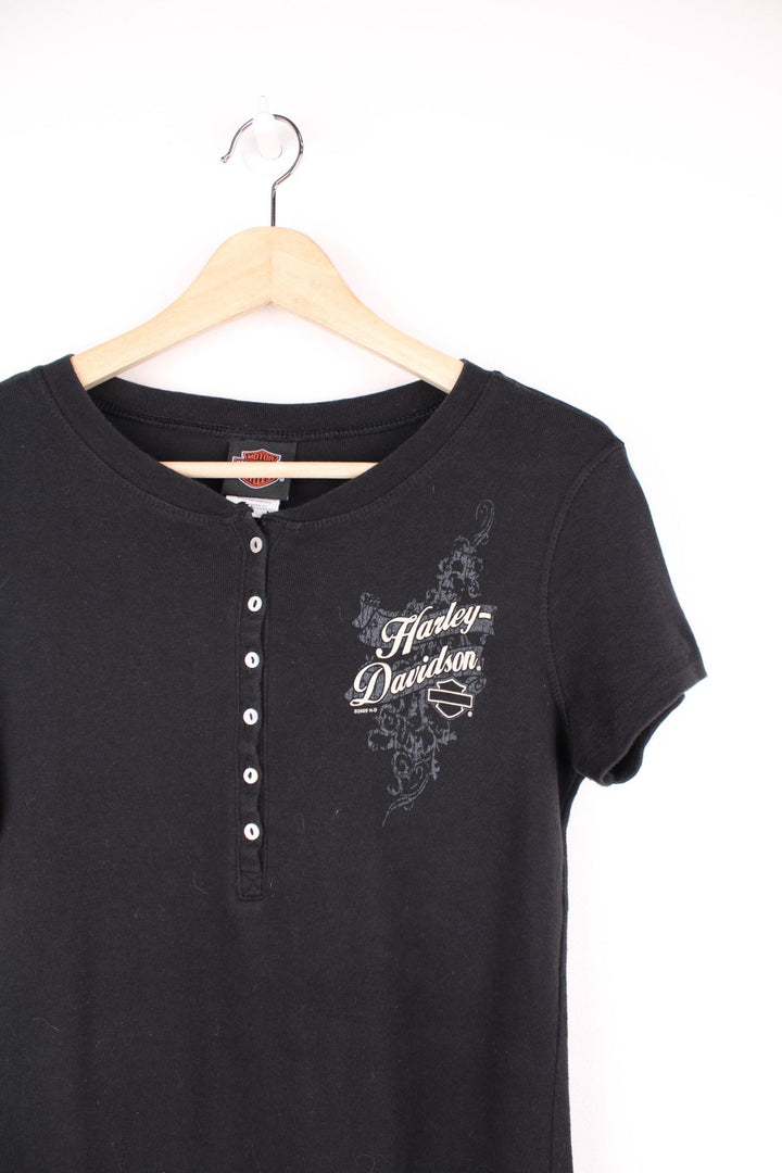 Harley Davidson Y2K Baby Tee in a black colourway, button up tee and has the spell out logo design printed on the front and back. 