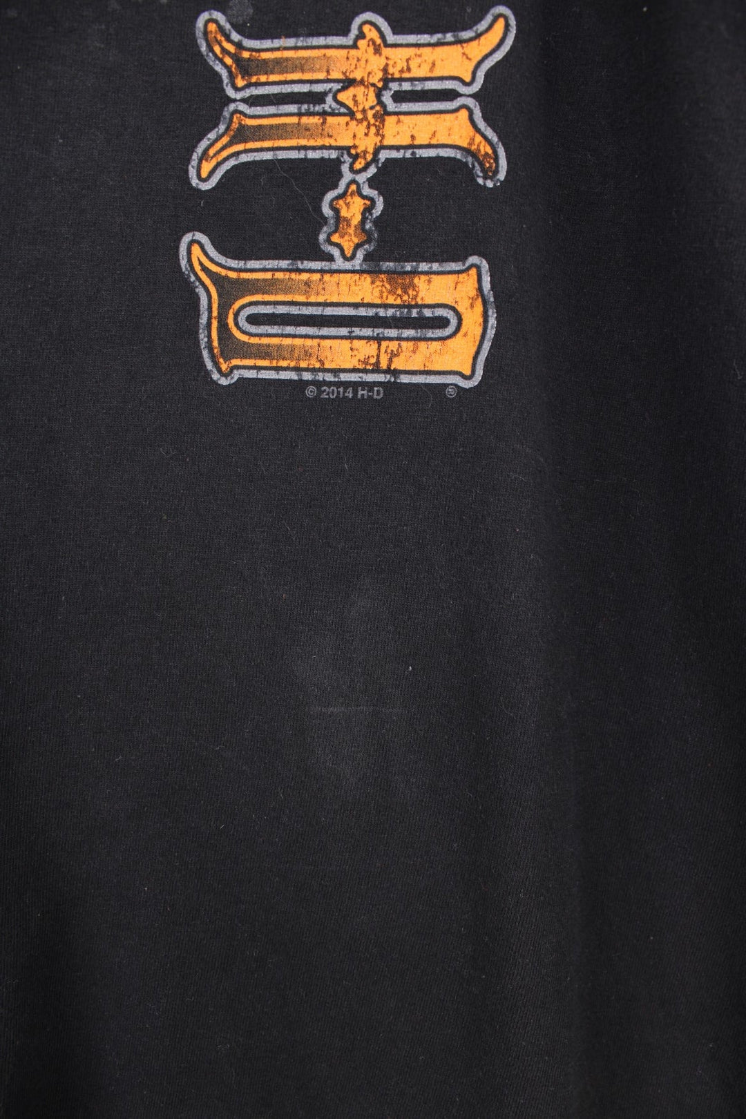 Harley Davidson Orlando, Florida USA T-Shirt in a black and orange colourway, has the logo spell out and skull and crossbones design printed on the front and back. 