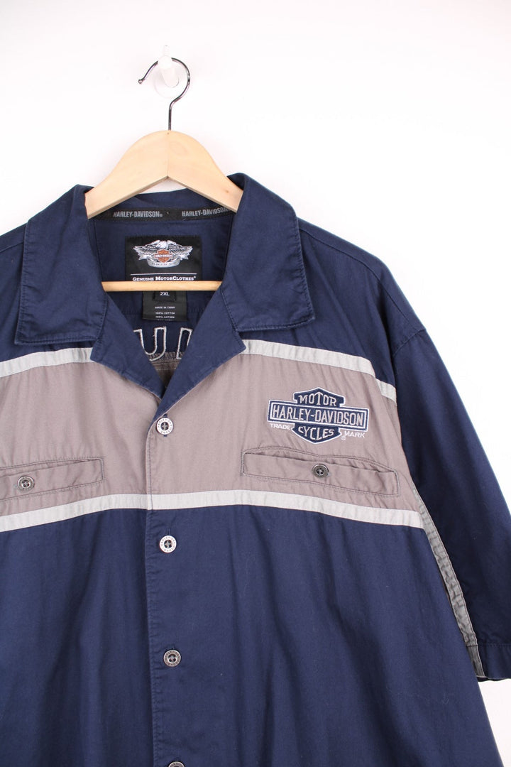 Harley Davidson navy and grey button through short sleeved shirt with chest pockets, embroidered logo on the chest and large embroidered logo across the back.