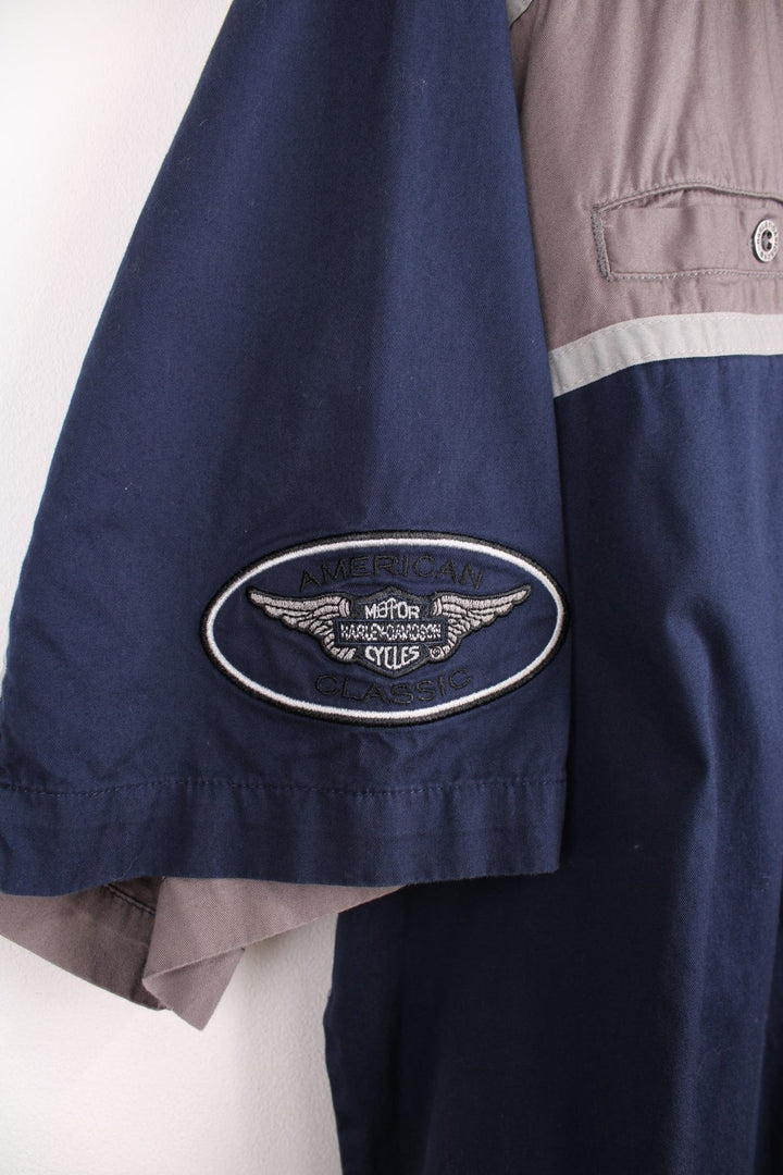 Harley Davidson navy and grey button through short sleeved shirt with chest pockets, embroidered logo on the chest and large embroidered logo across the back.