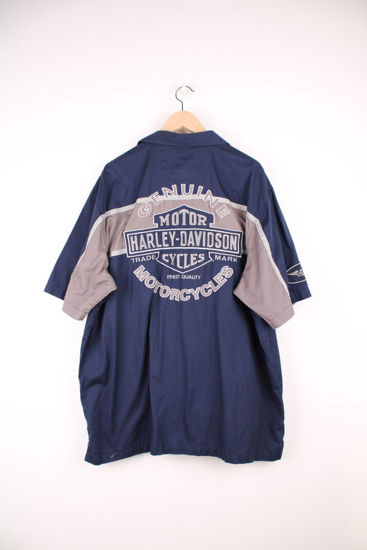 Harley Davidson navy and grey button through short sleeved shirt with chest pockets, embroidered logo on the chest and large embroidered logo across the back.