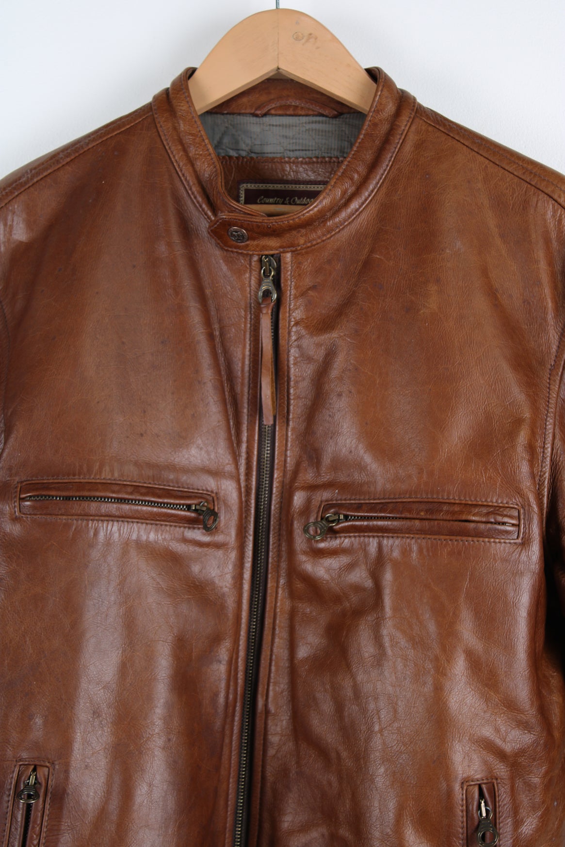 Vintage Marlboro Classics brown leather jacket with multiple pockets, quilted lining and adjustable zip on the cuff on the arms. 