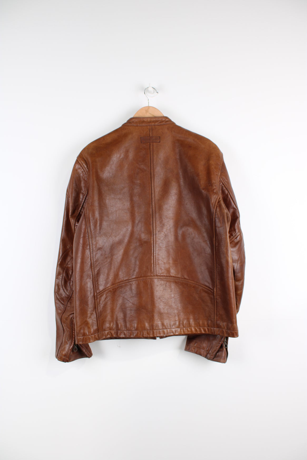 Vintage Marlboro Classics brown leather jacket with multiple pockets, quilted lining and adjustable zip on the cuff on the arms. 