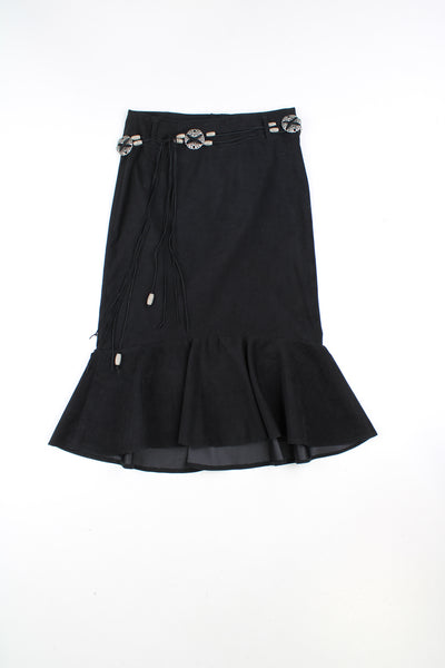 Vintage Y2K New Look skirt. Black faux suede skirt with ruffle hem. Supposed to be worn low/ mid rise but could be worn high-waisted depending on measurements.  good condition  Size in Label:  Womens 8 (S)