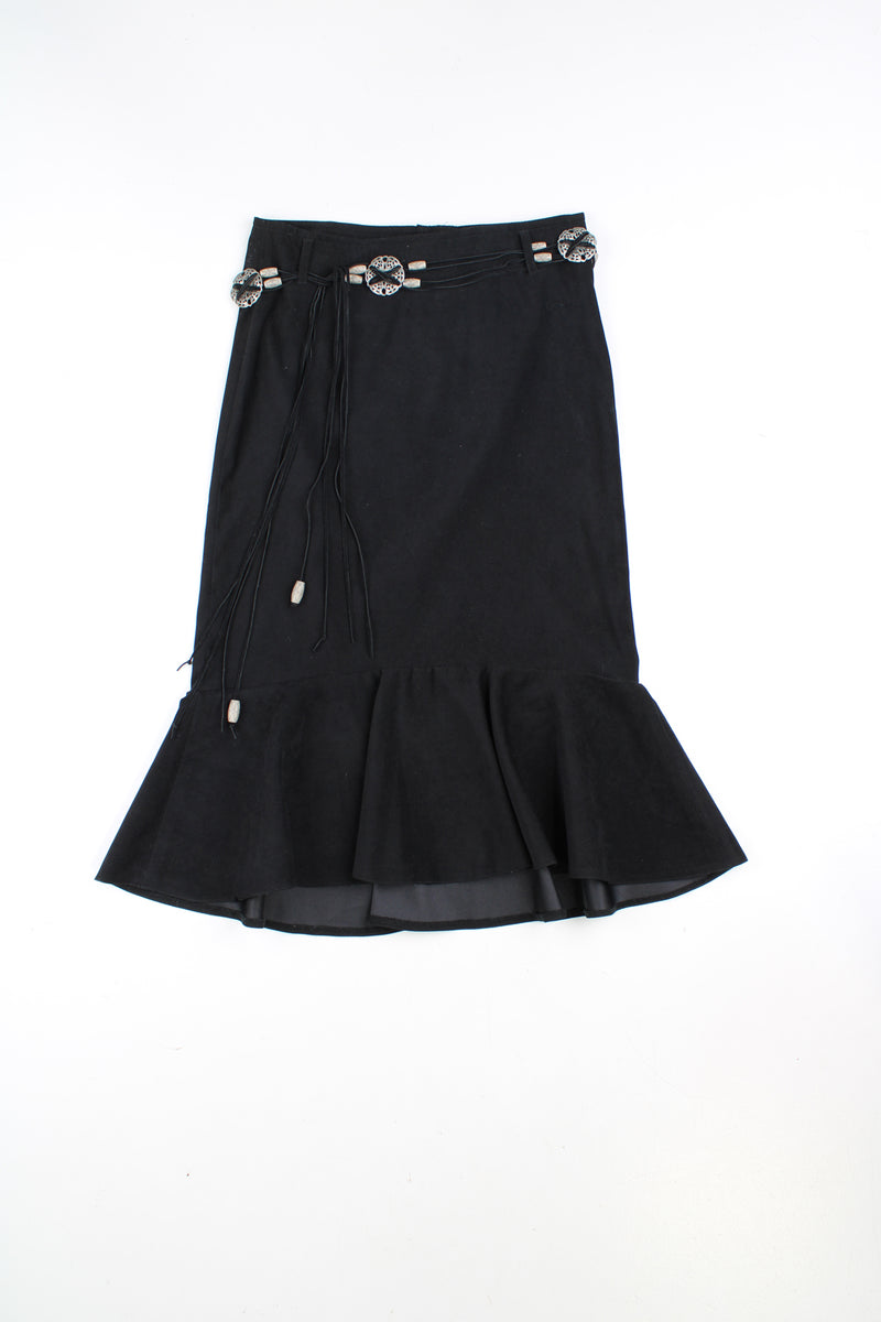 Vintage Y2K New Look skirt. Black faux suede skirt with ruffle hem. Supposed to be worn low/ mid rise but could be worn high-waisted depending on measurements.  good condition  Size in Label:  Womens 8 (S)