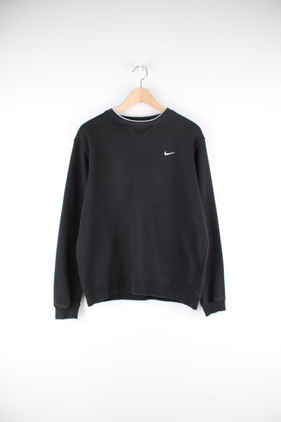 Nike Sweatshirt in a black colourway, crewneck and has the swoosh logo embroidered on the front.