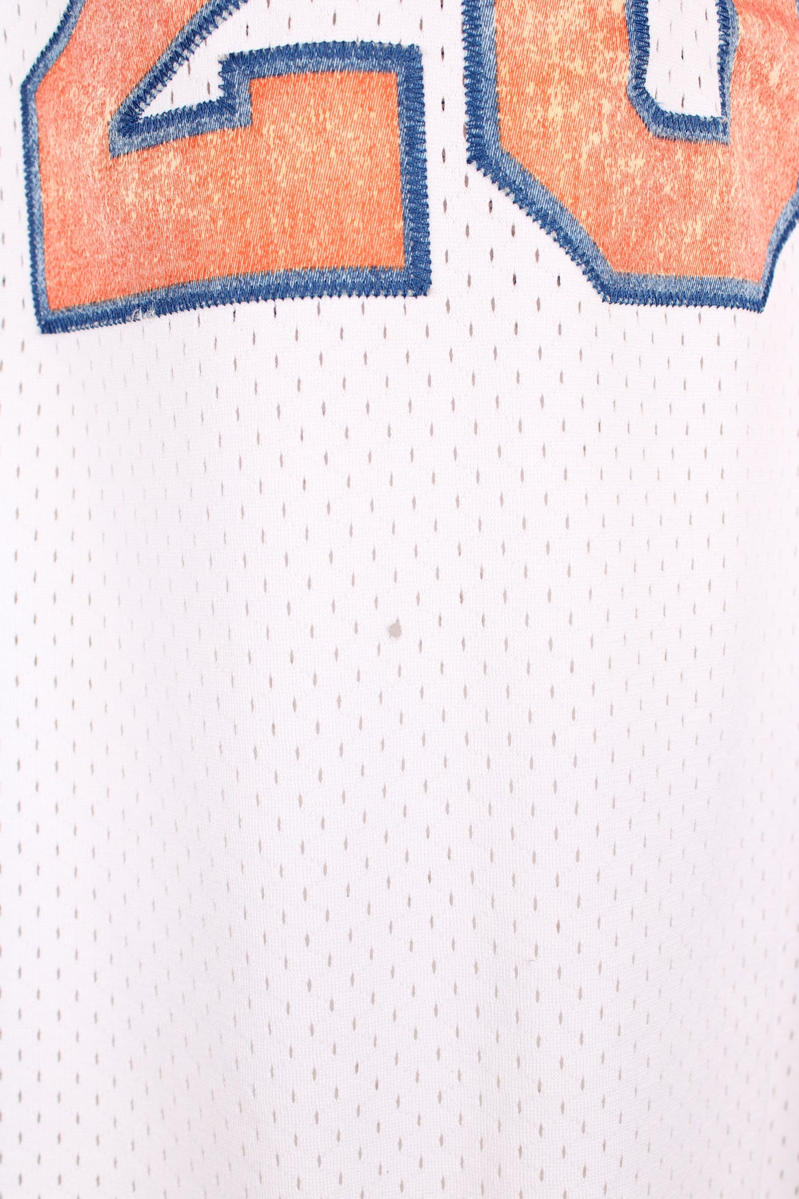 Vintage New York Knicks NBA Nike Jersey in the white, blue and orange team colourway, Allan Houston number 20 jersey, v neck and has the logos and numbers embroidered onto the front and back.