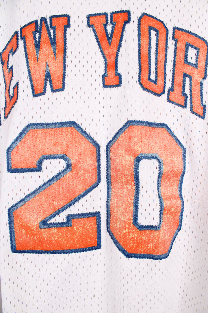 Vintage New York Knicks NBA Nike Jersey in the white, blue and orange team colourway, Allan Houston number 20 jersey, v neck and has the logos and numbers embroidered onto the front and back.