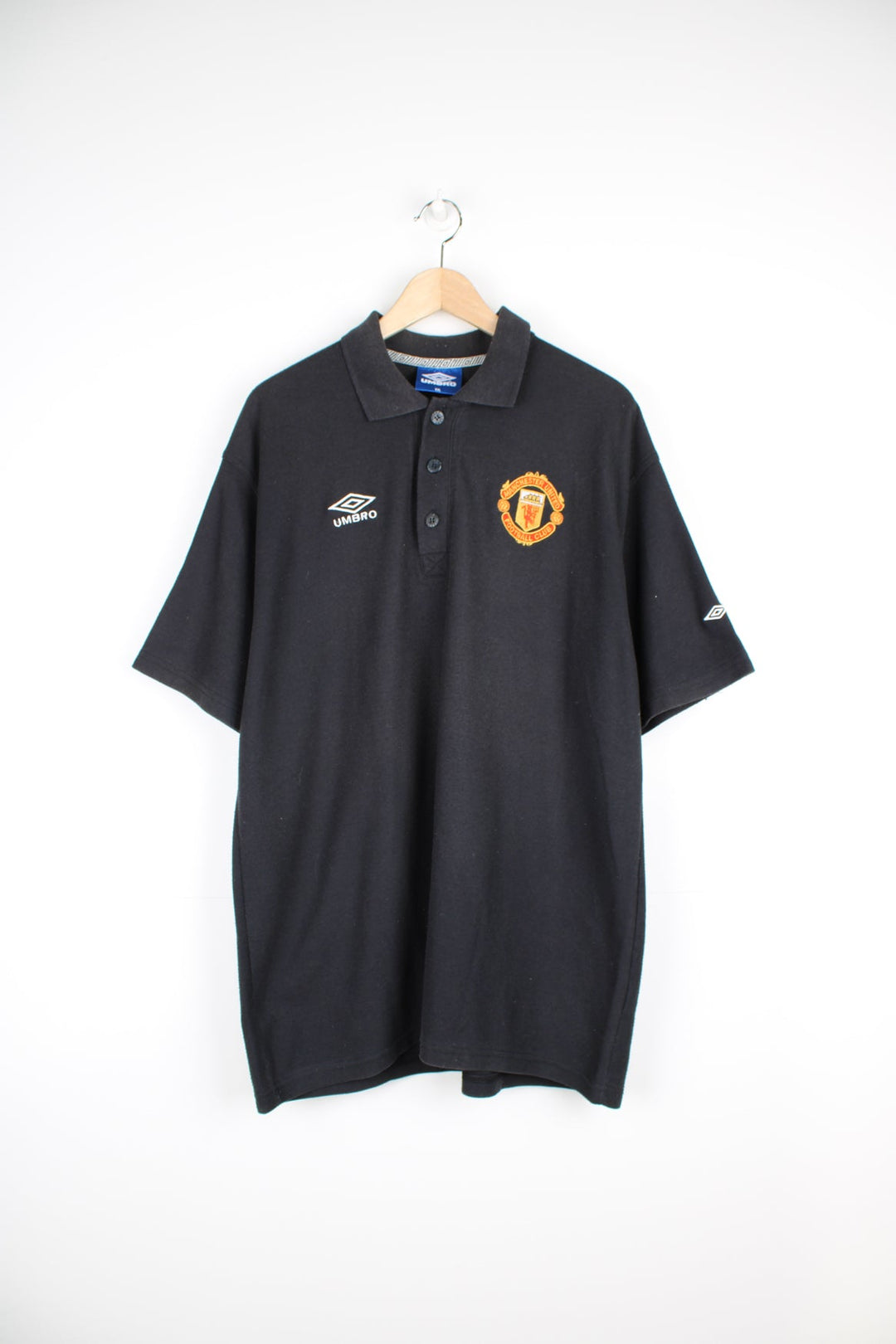 1998-99 Manchester United Umbro polo shirt in black, features embroidered badge and logo on the chest 