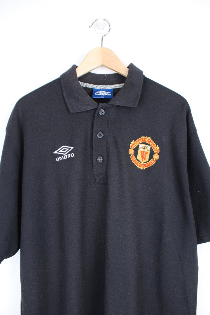 1998-99 Manchester United Umbro polo shirt in black, features embroidered badge and logo on the chest