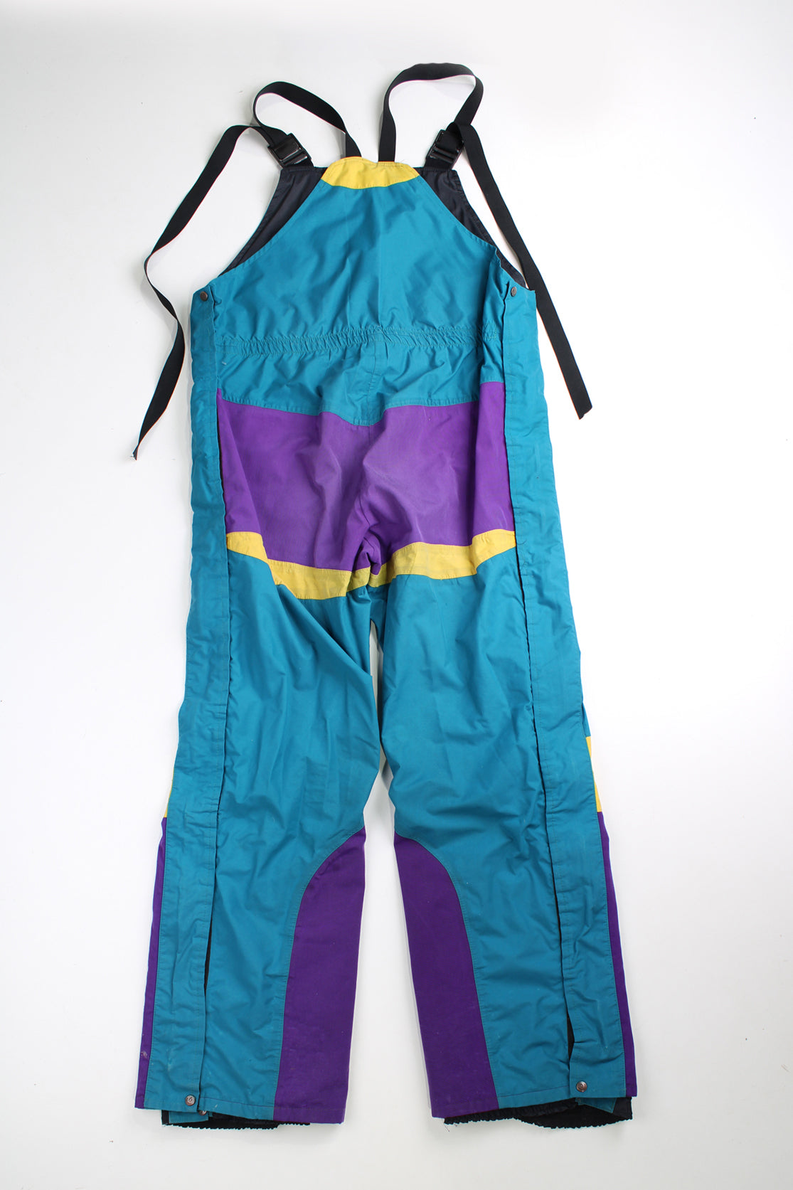 Vintage blue Berghaus Gortex Ski Salopettes. Slightly padded, elasticated waistband and adjustable shoulder straps. Closes with a zips and velcro and has an elasticated waistband at the back. good condition - marks on the legs Size in Label: Size L