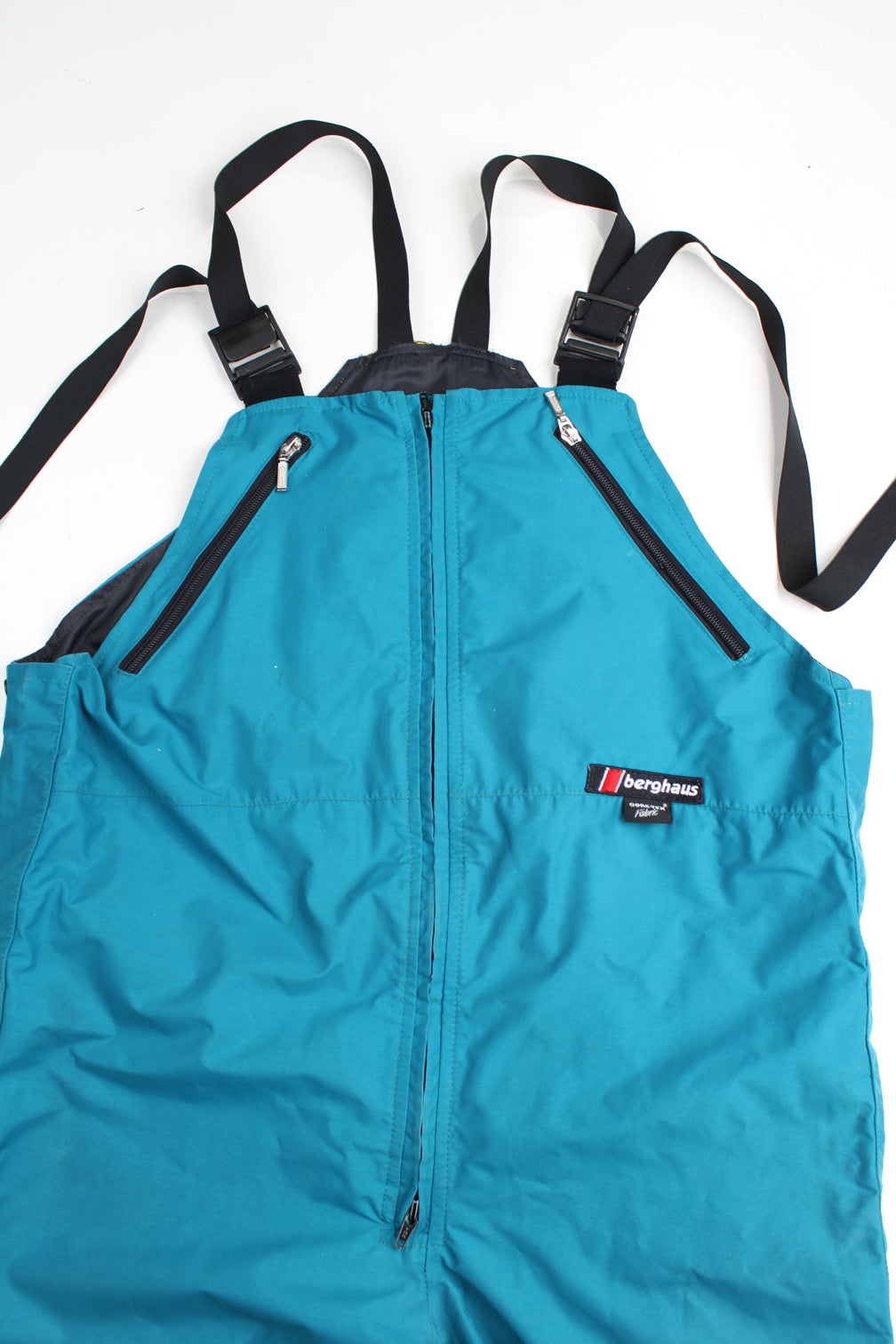 Vintage blue Berghaus Gortex Ski Salopettes. Slightly padded, elasticated waistband and adjustable shoulder straps. Closes with a zips and velcro and has an elasticated waistband at the back. good condition - marks on the legs Size in Label: Size L