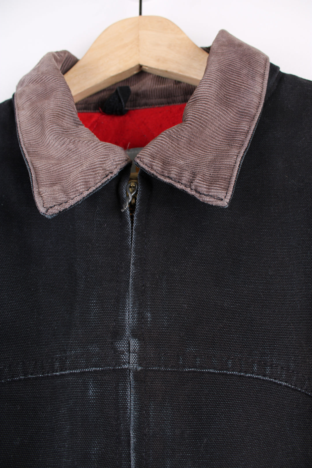 Vintage 00's black Carhartt  Santa Fe Jacket with western style yoke and red quilted lining. Has elasticated cuffs and hem.   good condition - denim worn near the zip and cuffs frayed. Zip is missing its pull and its been replaced with metal (see photos)  Size in Label:    Mens Large Tall