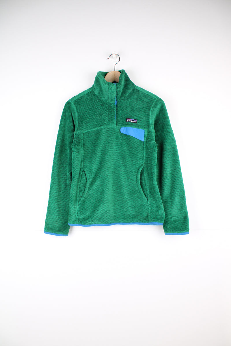 Patagonia Pullover Fleece in a green colourway, quarter button up, multiple pockets, and has the logo embroidered on the front.