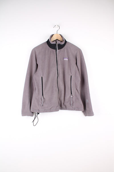 Patagonia Fleece in a grey colourway, zip up with side pockets and has the logo embroidered on the front.