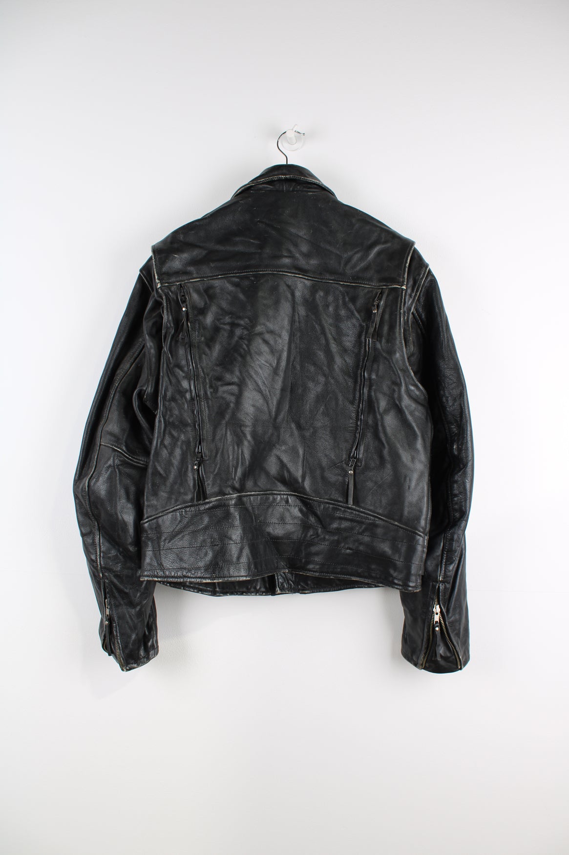 Vintage Harley Davidson Leather Biker Jacket in a black colourway, zip up with big collar, multiple pockets and ventilation zips, and has an adjustable waist belt.