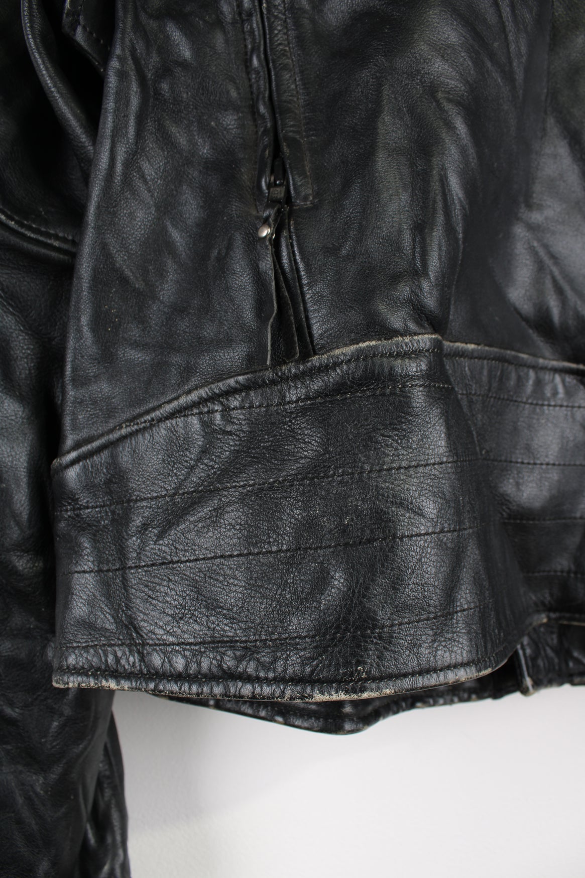 Vintage Harley Davidson Leather Biker Jacket in a black colourway, zip up with big collar, multiple pockets and ventilation zips, and has an adjustable waist belt.