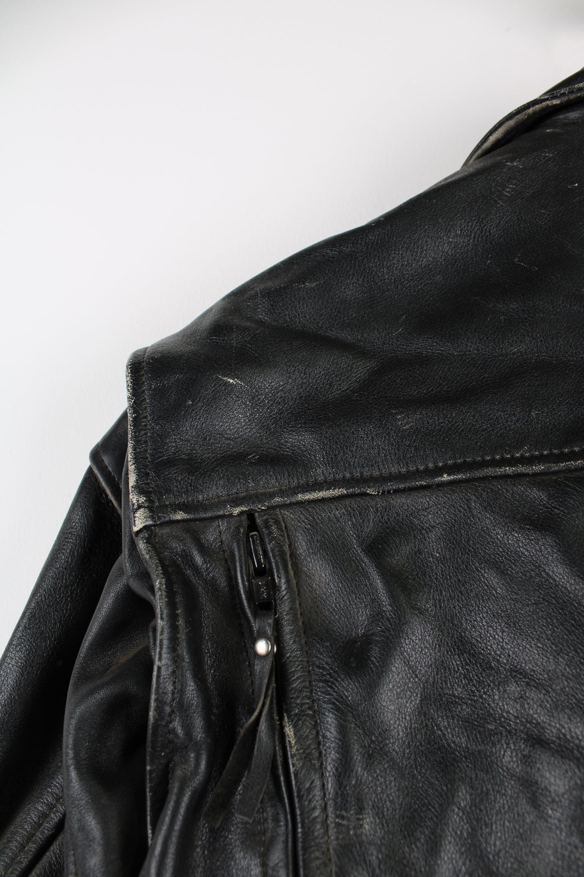 Vintage Harley Davidson Leather Biker Jacket in a black colourway, zip up with big collar, multiple pockets and ventilation zips, and has an adjustable waist belt.